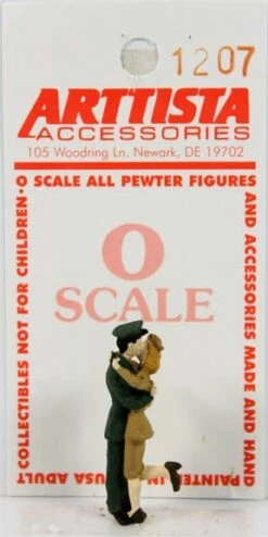 Arttista Accessories O 1207 Soldier Kissing Girlfriend