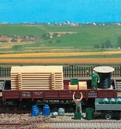 Busch HO 1132 Assorted Freight Loads: Pallets, Crates, Barrels