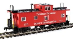 Walthers Mainline HO 910-8766 International Wide-Vision Caboose, Detroit And Toledo Shore Line #121